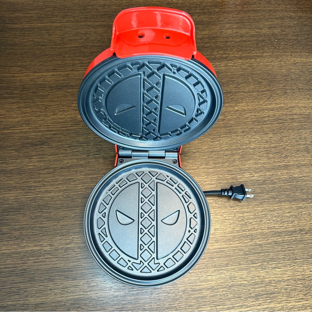 Marvel Deadpool Wafflemaker - Picture 2 of 4